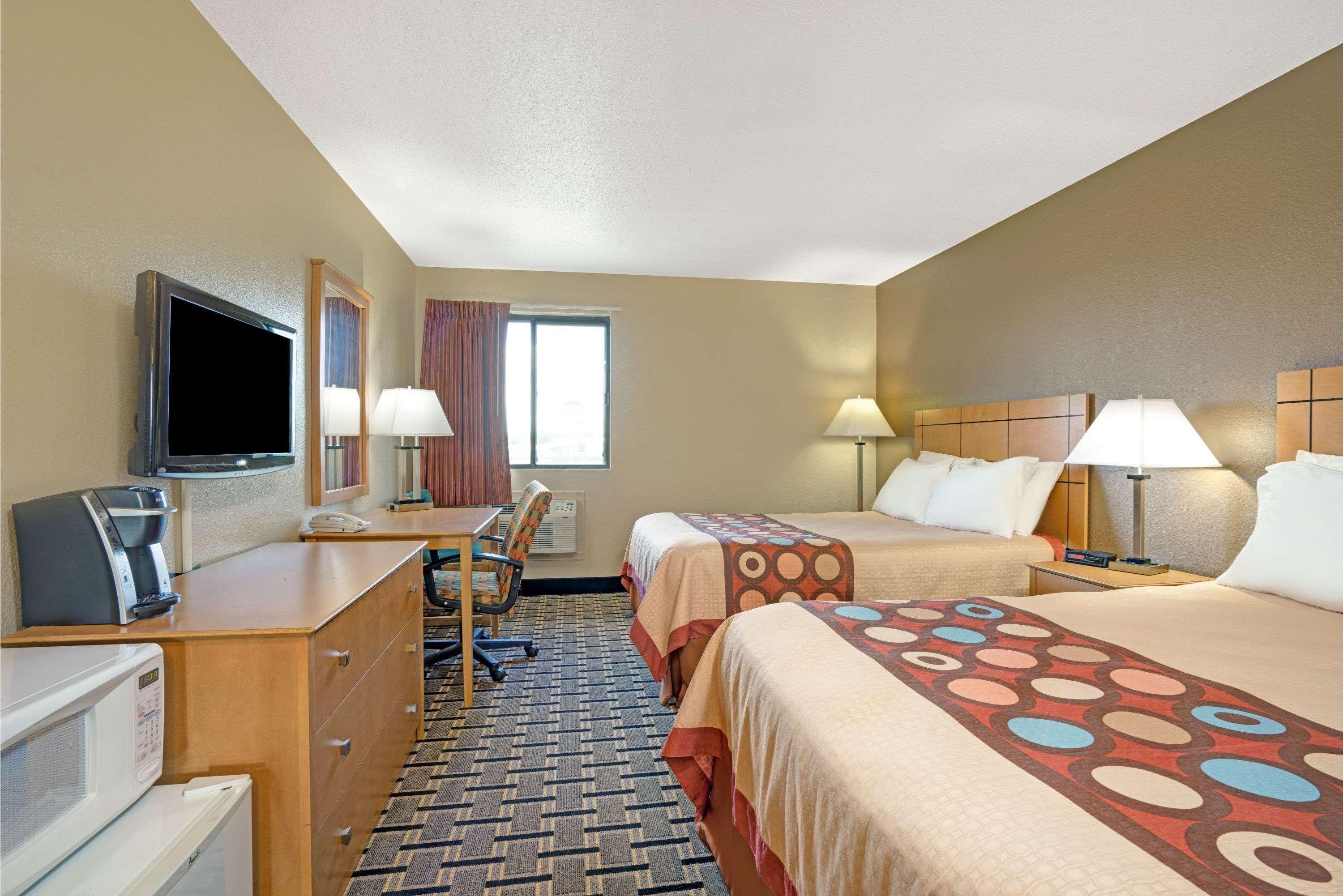 Super 8 By Wyndham Melrose Hotel Exterior photo