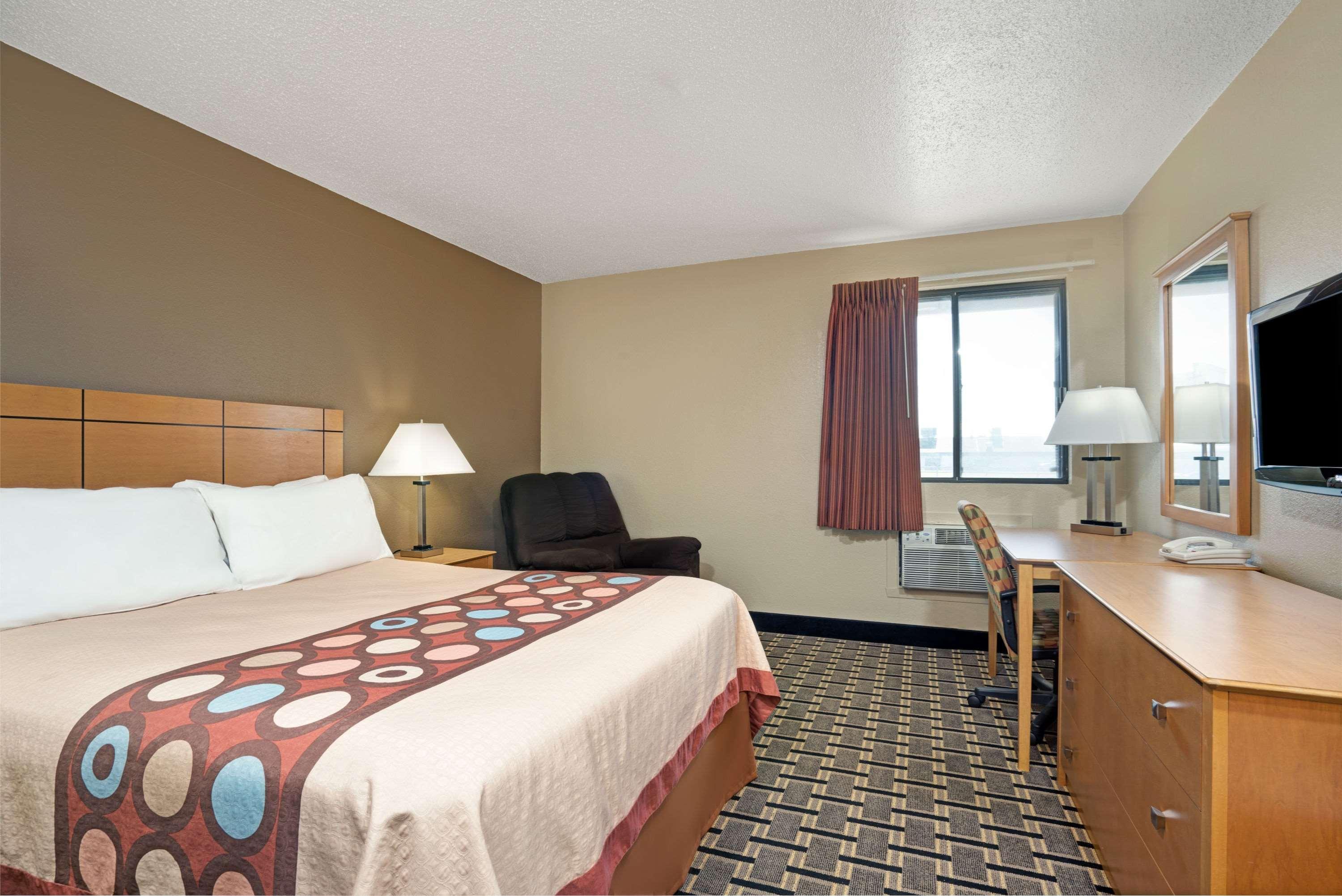 Super 8 By Wyndham Melrose Hotel Exterior photo