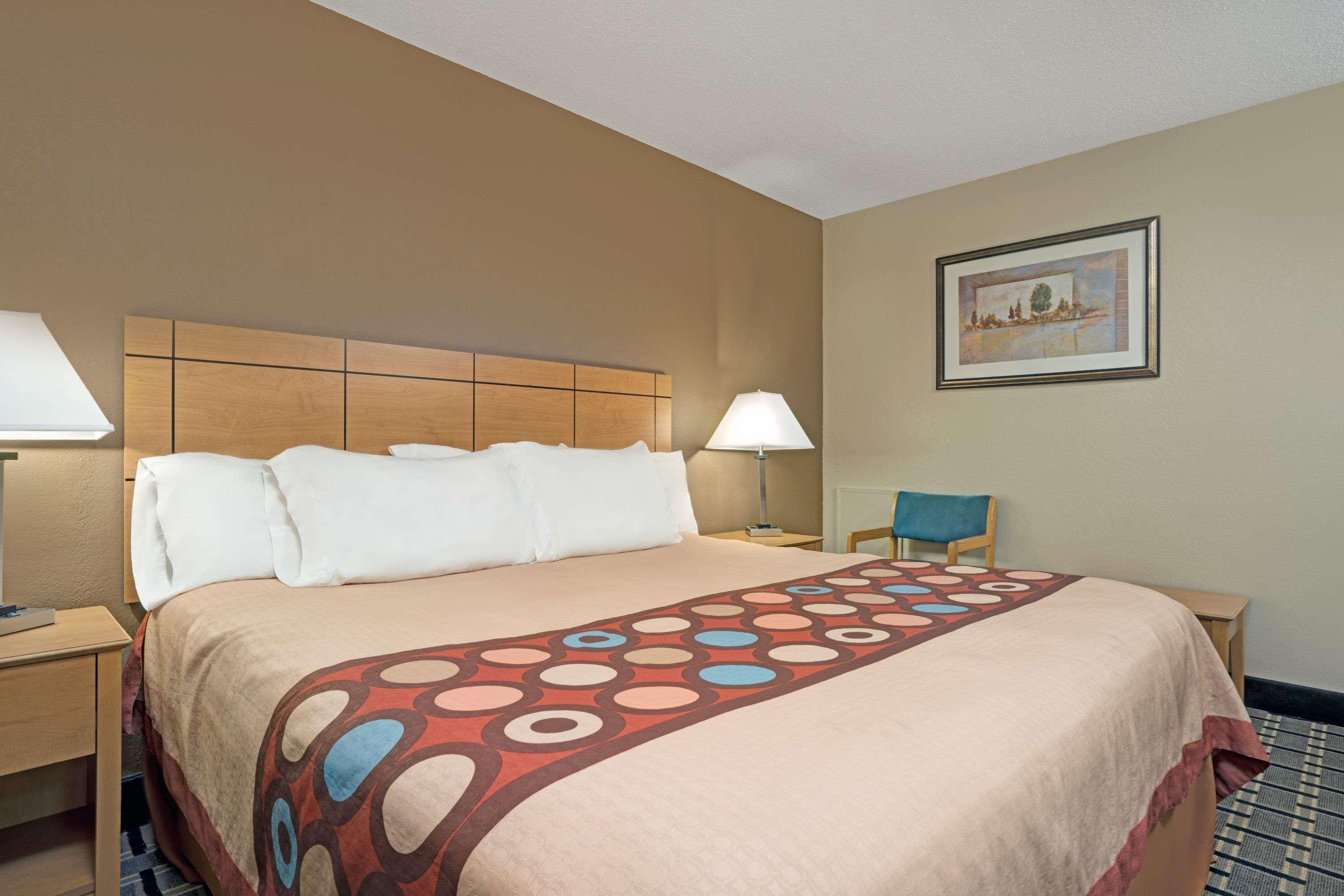 Super 8 By Wyndham Melrose Hotel Exterior photo