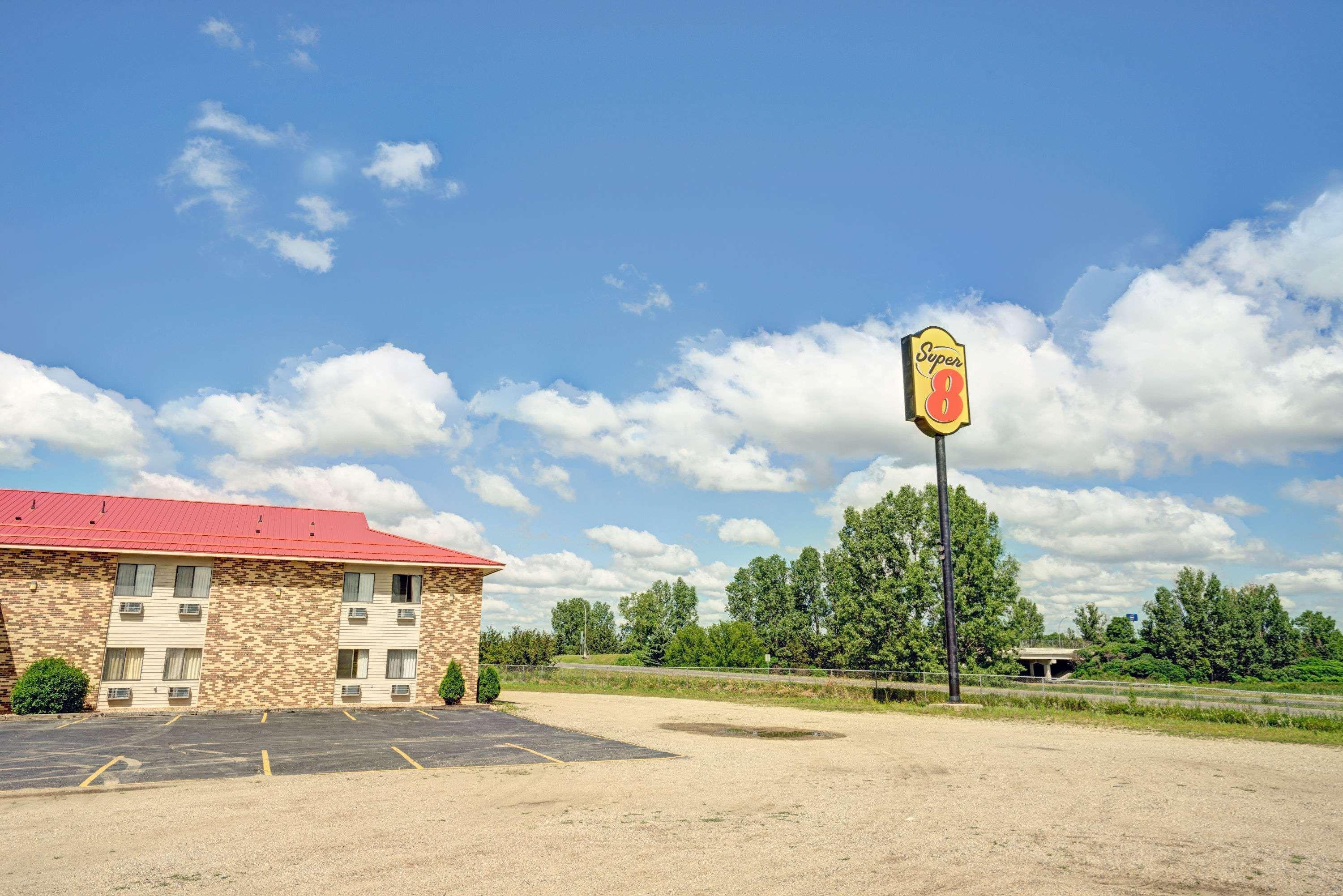 Super 8 By Wyndham Melrose Hotel Exterior photo