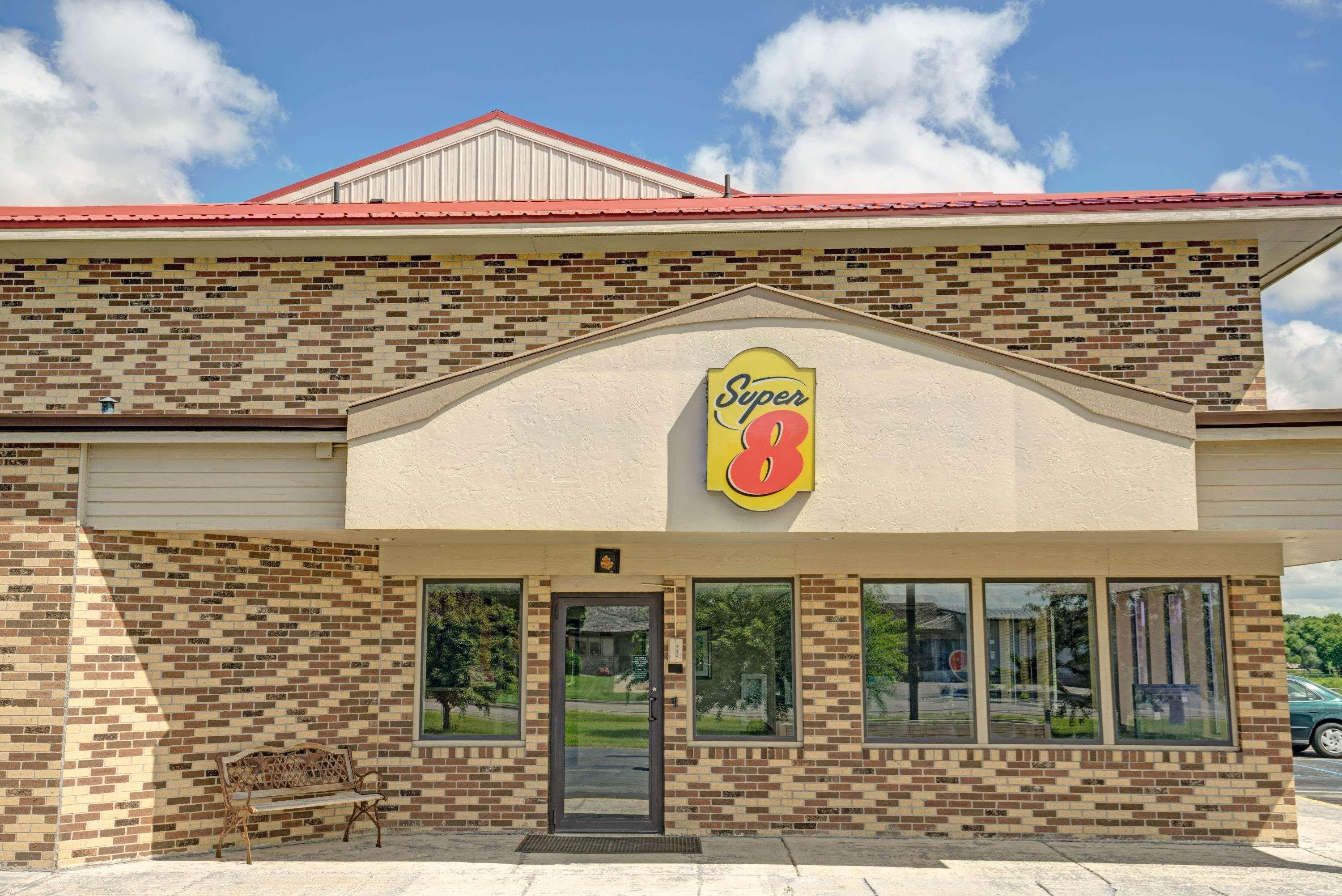 Super 8 By Wyndham Melrose Hotel Exterior photo