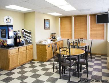 Super 8 By Wyndham Melrose Hotel Restaurant photo