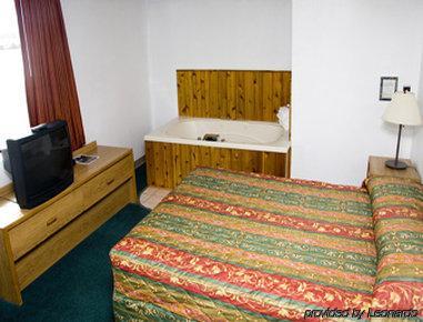 Super 8 By Wyndham Melrose Hotel Room photo
