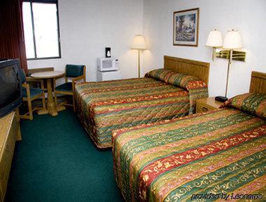 Super 8 By Wyndham Melrose Hotel Room photo